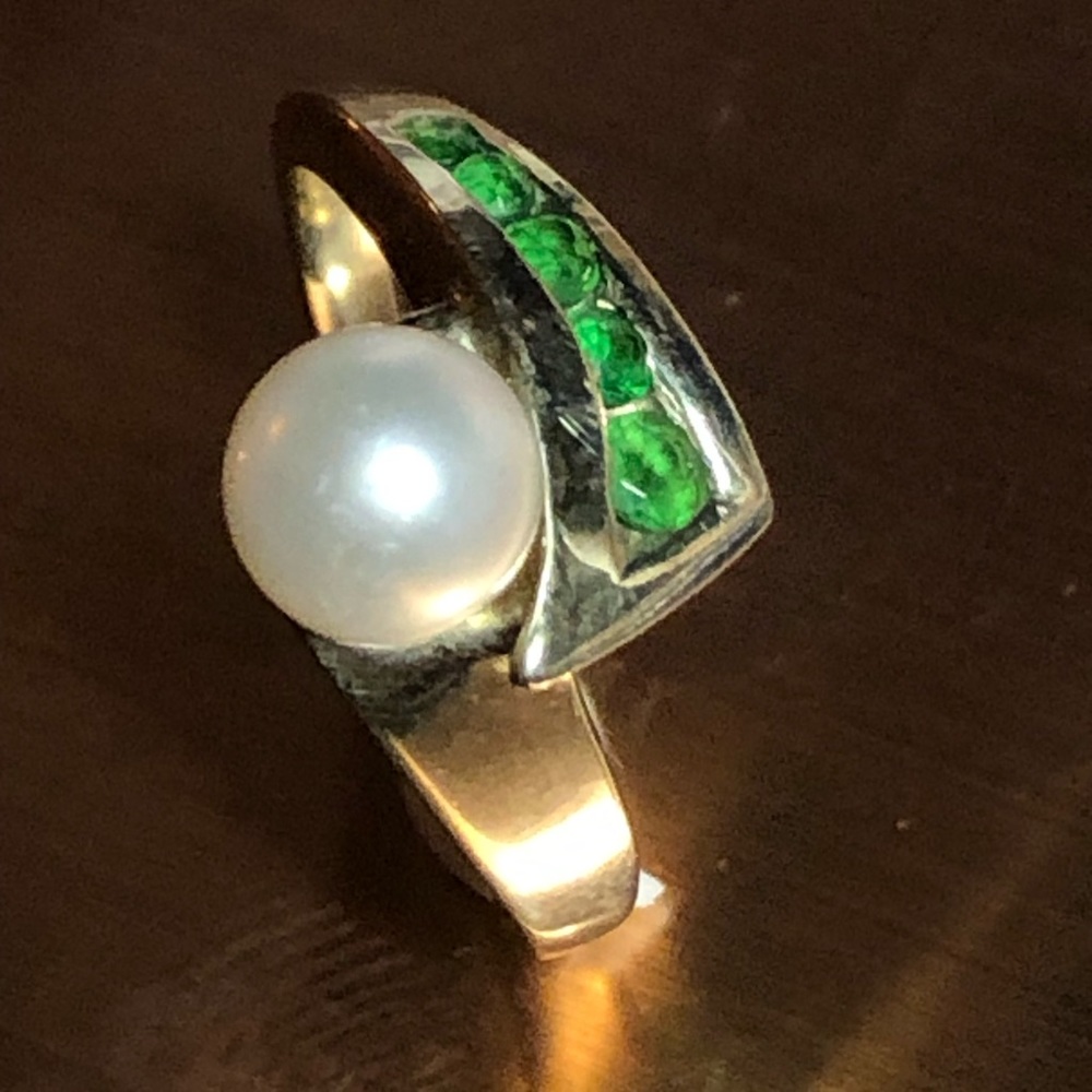 Pearl and Emerald Gemstone Ring White Gold Toned Size 5.5